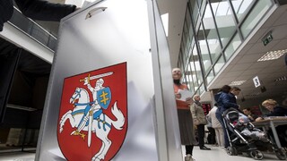 Dôležitá nedeľa pre Litvu, konajú sa prezidentské voľby i referendá