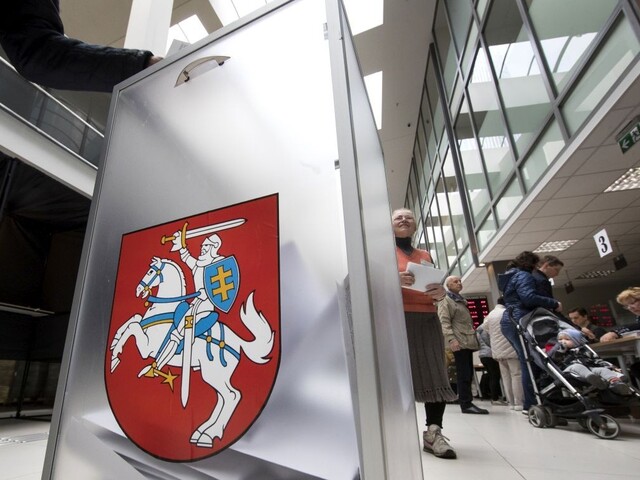 Dôležitá nedeľa pre Litvu, konajú sa prezidentské voľby i referendá