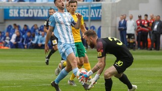 Hetrik Šporara a šestica gólov. Slovan oslávil storočnicu úspechom