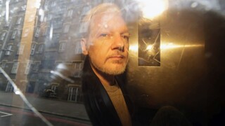 Assangea budú znova stíhať, vo Švédsku mal znásilniť ženu