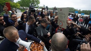 Fotogaléria: Proti Le Penovej v Bratislave protestovali desiatky ľudí