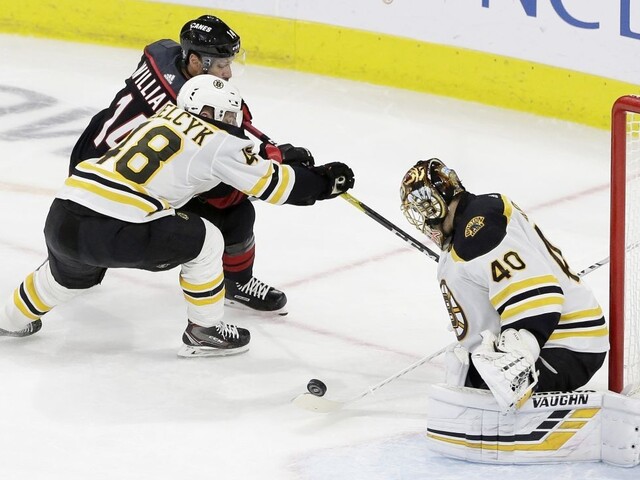 NHL: Boston s Chárom už len krok od finále, medvede víťazne aj na ľade Caroliny