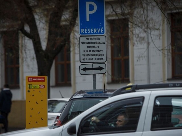 Vallo narazil. Staré Mesto neschválilo parkovaciu politiku