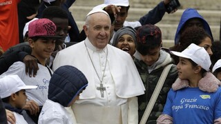 Pápež zviezol deti migrantov, reagoval na utečeneckú politiku Talianska