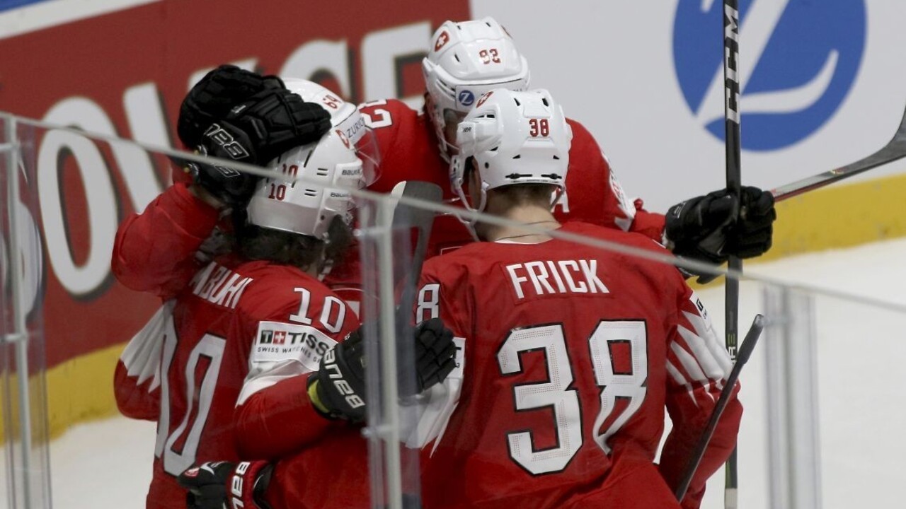 Švajčiari sú krok od postupu, Rusi sa odtrhli z reťaze