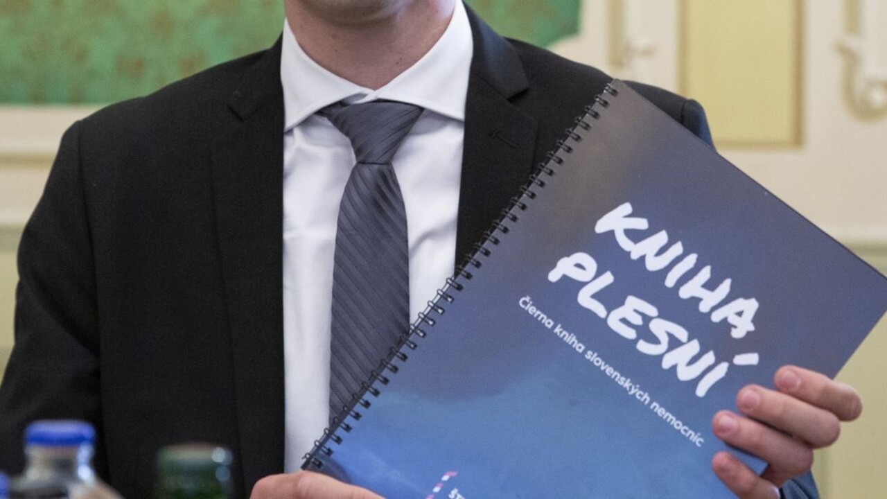 Premiér dostal Knihu plesní, nemocnice ho informovali o náprave