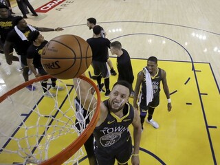 NBA: Warriors vedú v sérii, najlepším strelcom bol Curry