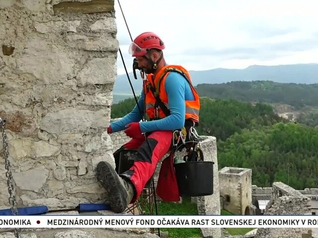 Spišský hrad opravujú netradičným spôsobom, povolali horolezcov