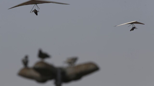 Paraglajdista padal desiatky metrov, zachraňoval ho vrtuľník