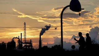 Kontaminovaná ropa k nám stále tečie, do áut ju ale nenatankujete