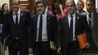 Väznení Katalánci sú v parlamente, po vybavení formalít idú späť za mreže