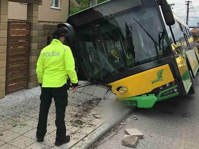 Havaroval autobus, ktorý viezol desiatky detí. Hlásia zranených