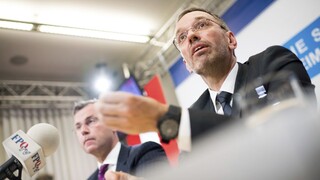 Rakúsku hrozí úradnícka vláda, rezignovať chcú viacerí ministri