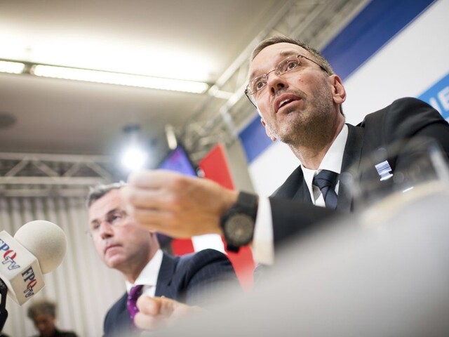 Rakúsku hrozí úradnícka vláda, rezignovať chcú viacerí ministri