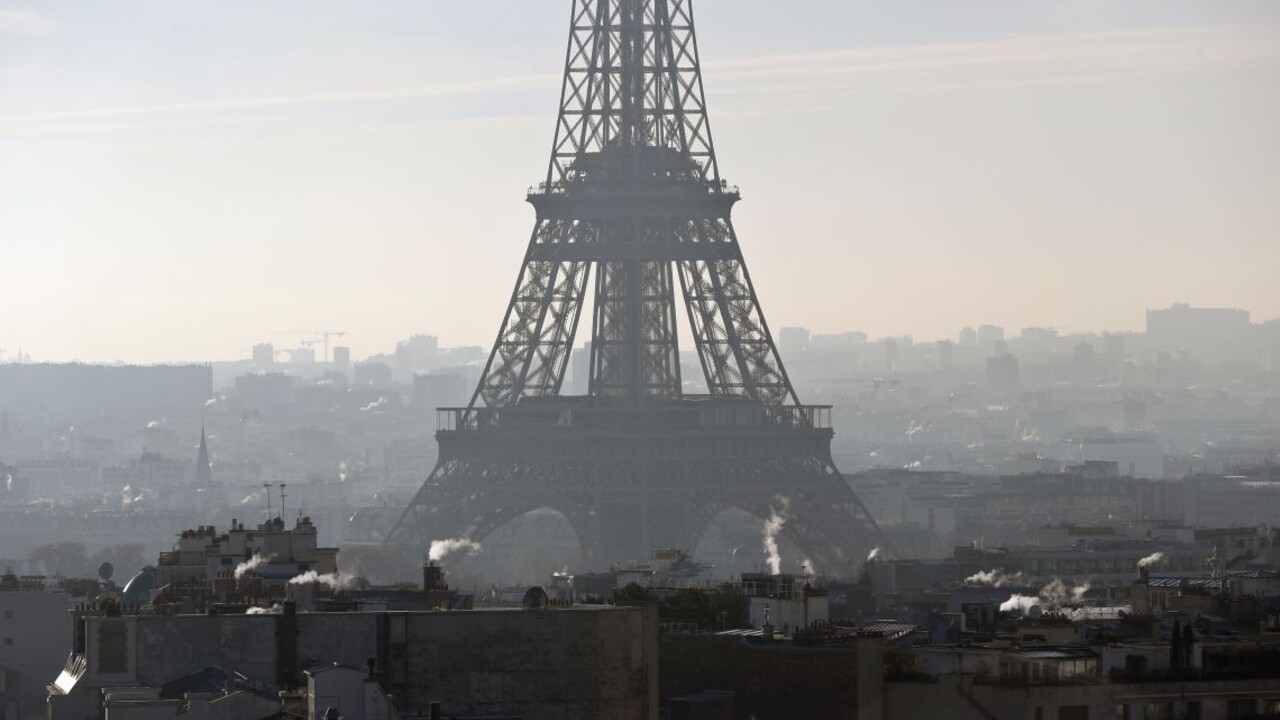 Muž sa vyhrážal skokom z Eiffelovky, zasiahli hasič i psychológ