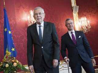FPÖ sa otriasa v základoch, všetci jej ministri opustili vládu