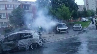 Na košickom sídlisku vypukol požiar, oheň úplne zničil viacero áut
