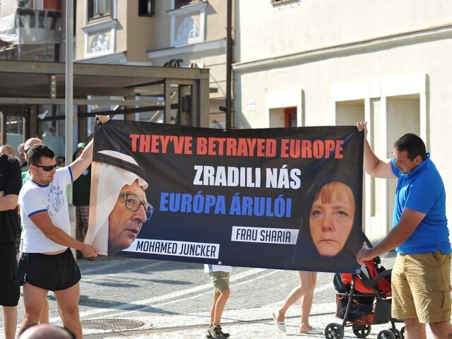 Migranti i diktát EÚ. Ako strašia dezinformátori pred eurovoľbami