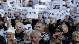 Prahu zaplnili demonštranti, žiadajú demisiu Babišovej ministerky