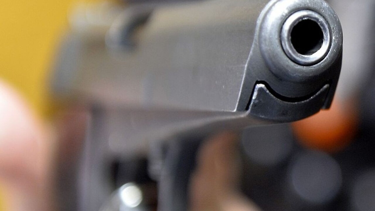 Muž dobodal svoju partnerku, následne spustil streľbu v kostole