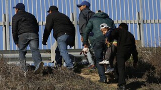 Trump posilňuje hranicu s Mexikom, poslal na ňu stovky úradníkov
