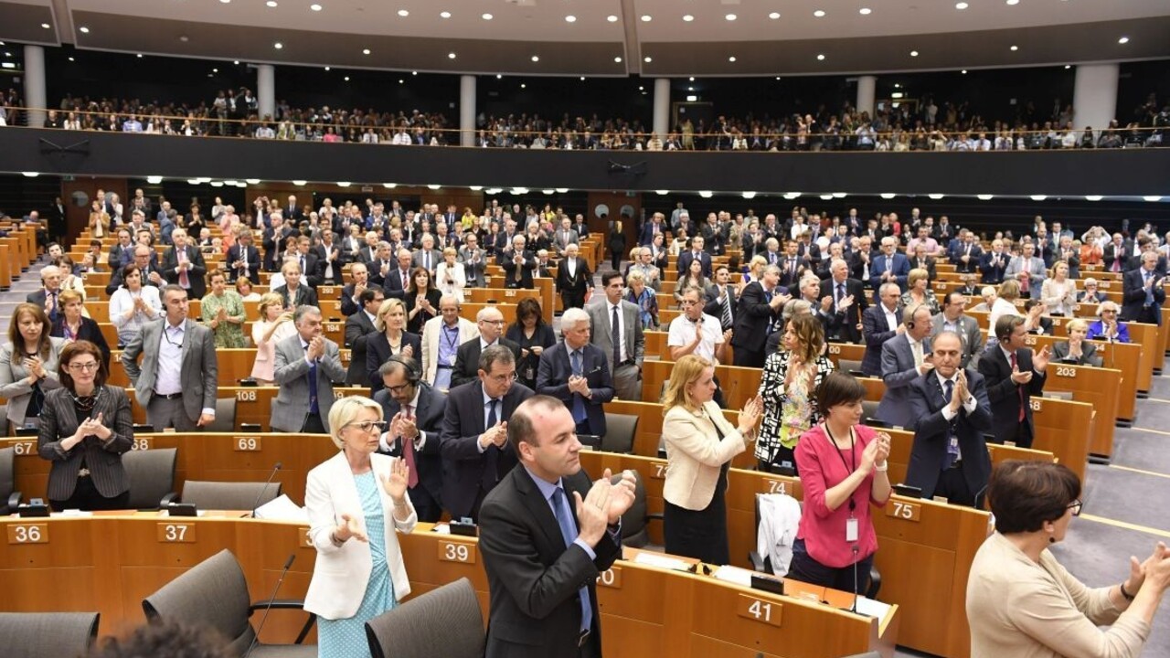 Pre europoslancov platí špeciálny kódex, týka sa i prijímania darov