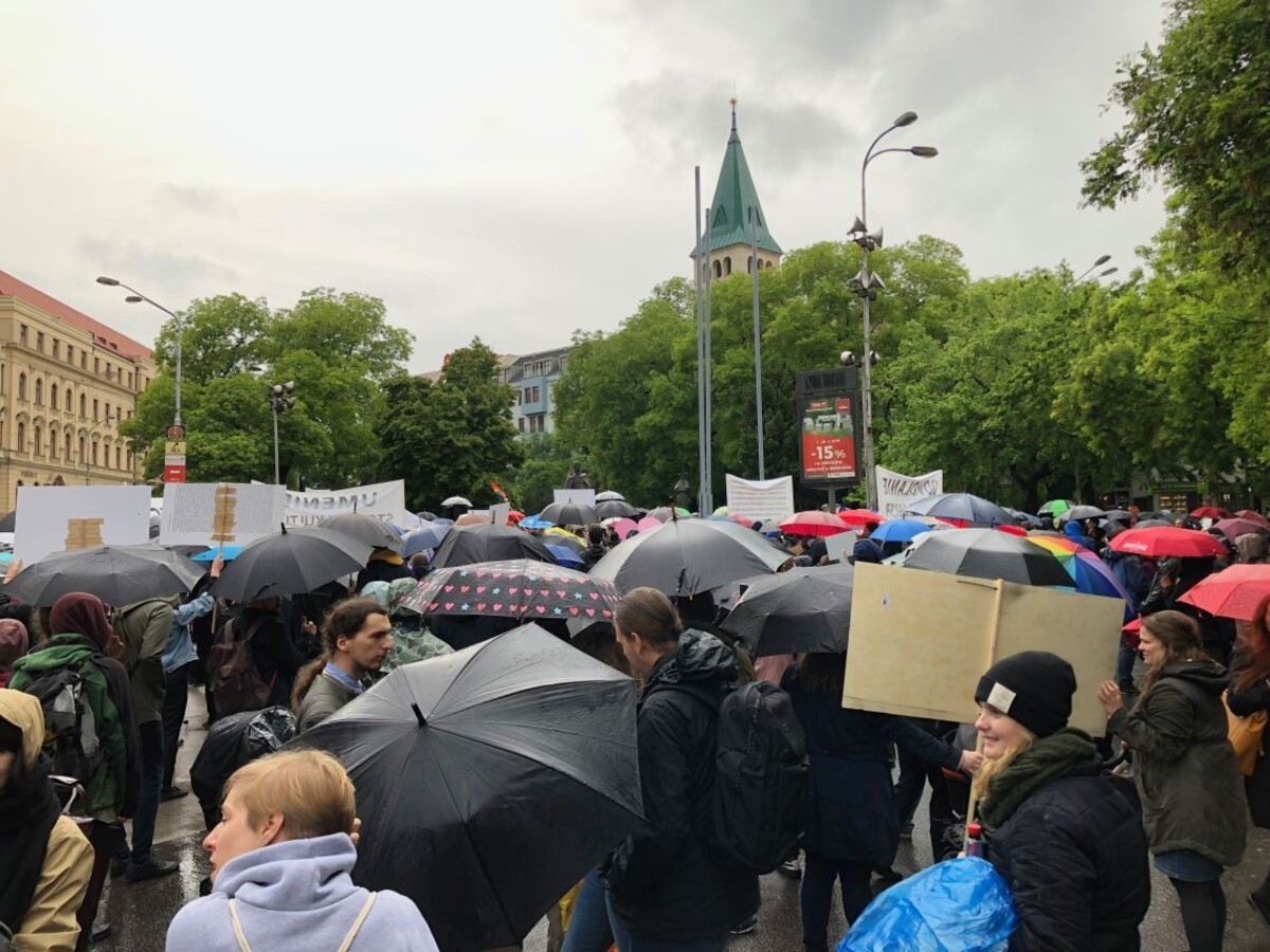 Odstúpte, vyzvali umelci Laššákovú. Protest pritiahol stovky ľudí