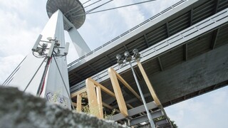 Pod mostom SNP našli nehybné telo dievčaťa, jej stav je kritický