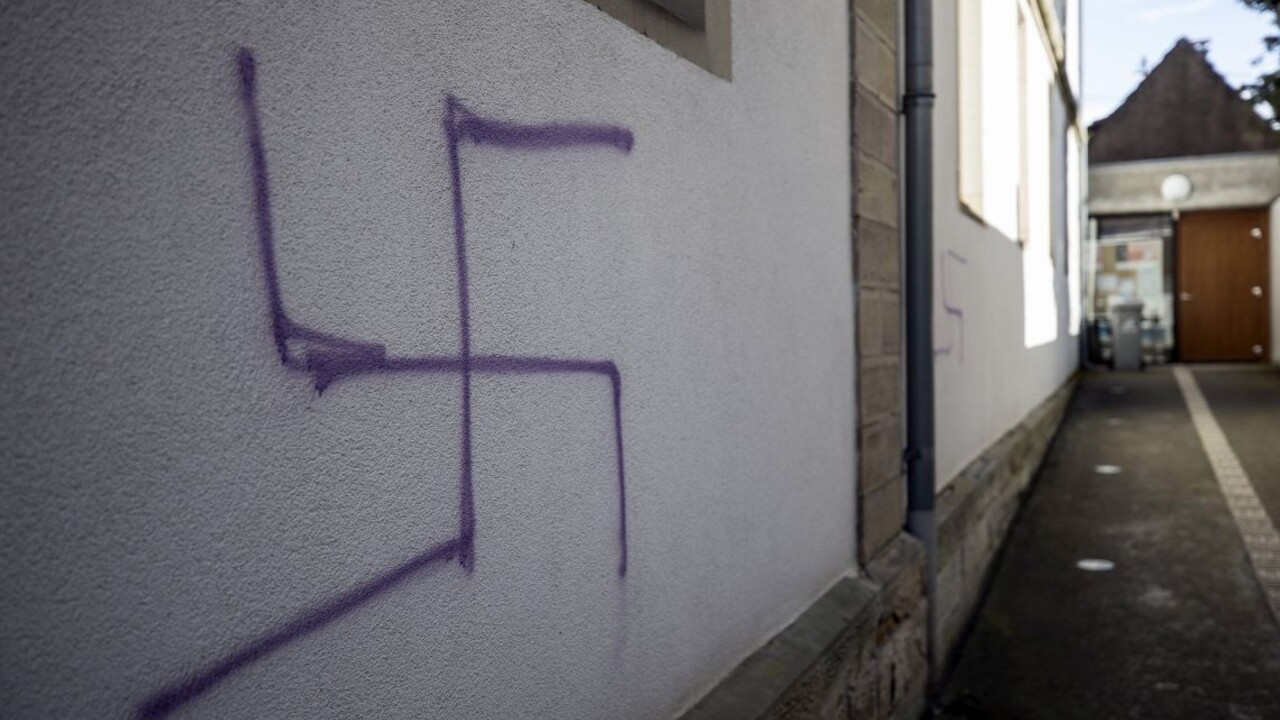 Fotografie ľudí, ktorí prežili holokaust, pokreslili hákovými krížmi