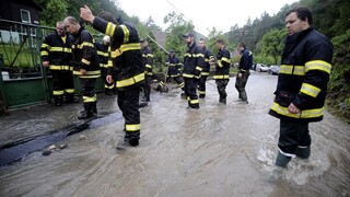 Lejaky neustali. Varujú pred povodňami, zasiahli stovky hasičov