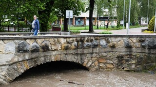 Situácia sa mierne upokojila, na západe hladina riek poklesla