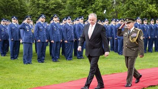 Prezident odovzdal bojové zástavy. V NATO sme silnejší, zdôraznil