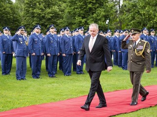 Prezident odovzdal bojové zástavy. V NATO sme silnejší, zdôraznil