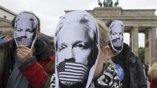 Assange má na krku takmer 20 nových obvinení zo strany USA