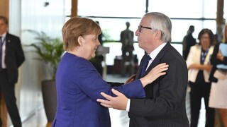 Dejiny jej dajú za pravdu. Juncker chválil Merkelovú za migrantov