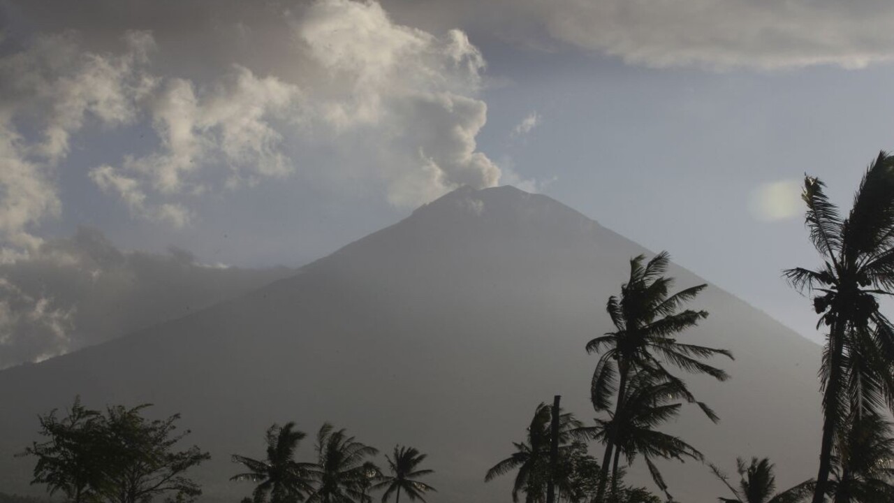 Chrlila lávu do vzdialenosti troch kilometrov, sopka Agung sa prebudila