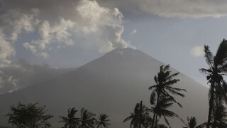 Chrlila lávu do vzdialenosti troch kilometrov, sopka Agung sa prebudila