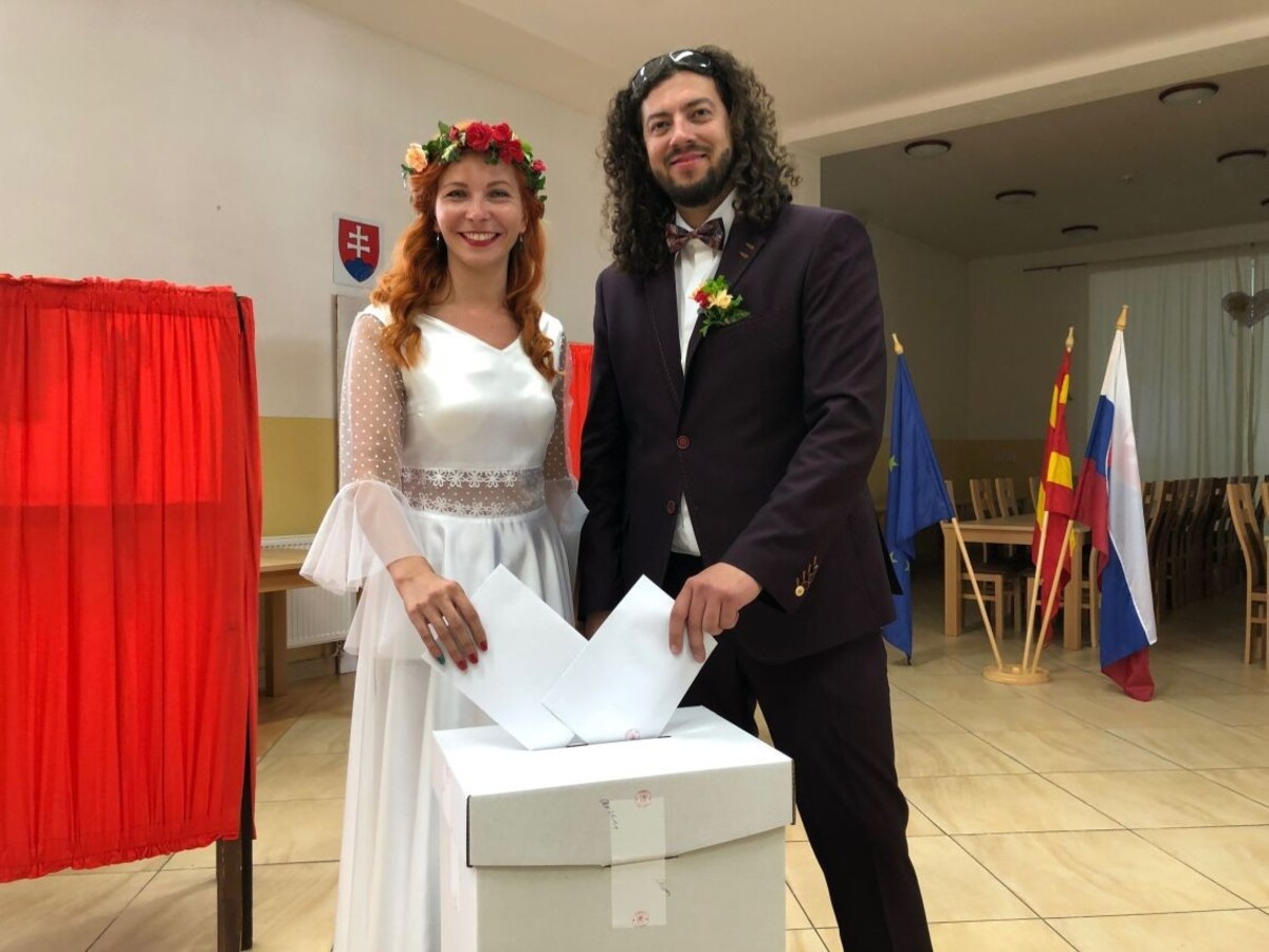 Fotogaléria: Nevesta so ženíchom aj politici. Takto vyzerali voľby