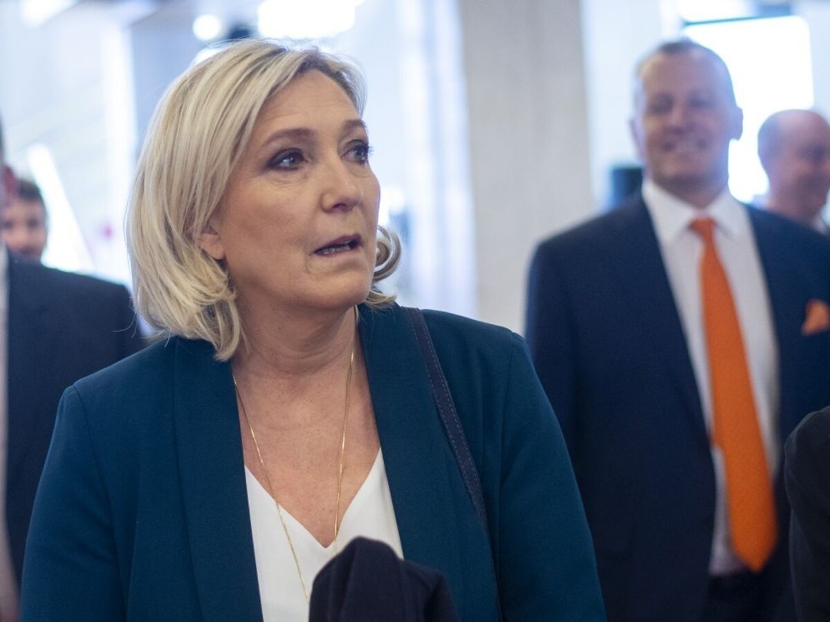 Krajná pravica podľa odhadov vo voľbách porazila Macrona