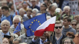 Poľská vládna strana PiS eurovoľby vyhrala, i keď len tesne