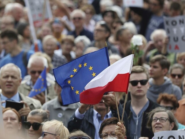 Poľská vládna strana PiS eurovoľby vyhrala, i keď len tesne