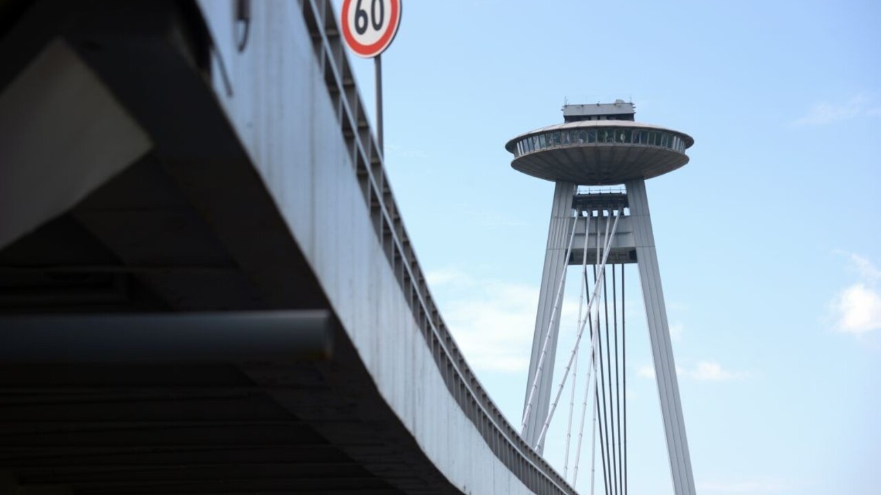 Dievča, ktoré spadlo z vyhliadky na Moste SNP, stabilizovali