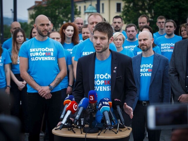 Pán prezident, pridaj sa k nám, vyzvali víťazi. Kiska reagoval