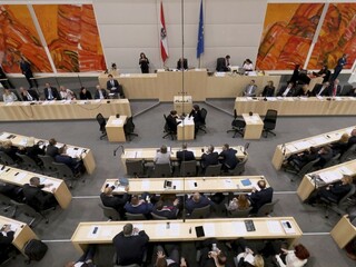 Rakúska vláda končí, po veľkom škandále jej vyslovili nedôveru