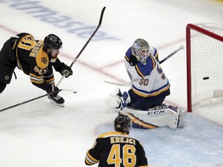 NHL: Boston začal finále víťazstvom, Chára sa pred koncom zranil