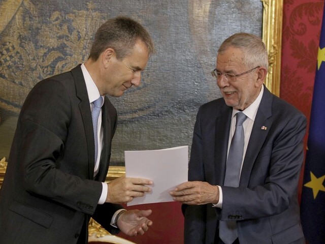 Kurzova vláda skončila, nový kancelár bude vo funkcii iba pár dní