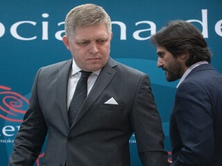 Vzbura v Smere. Vlastní vyzvali Fica, aby odstúpil z funkcie