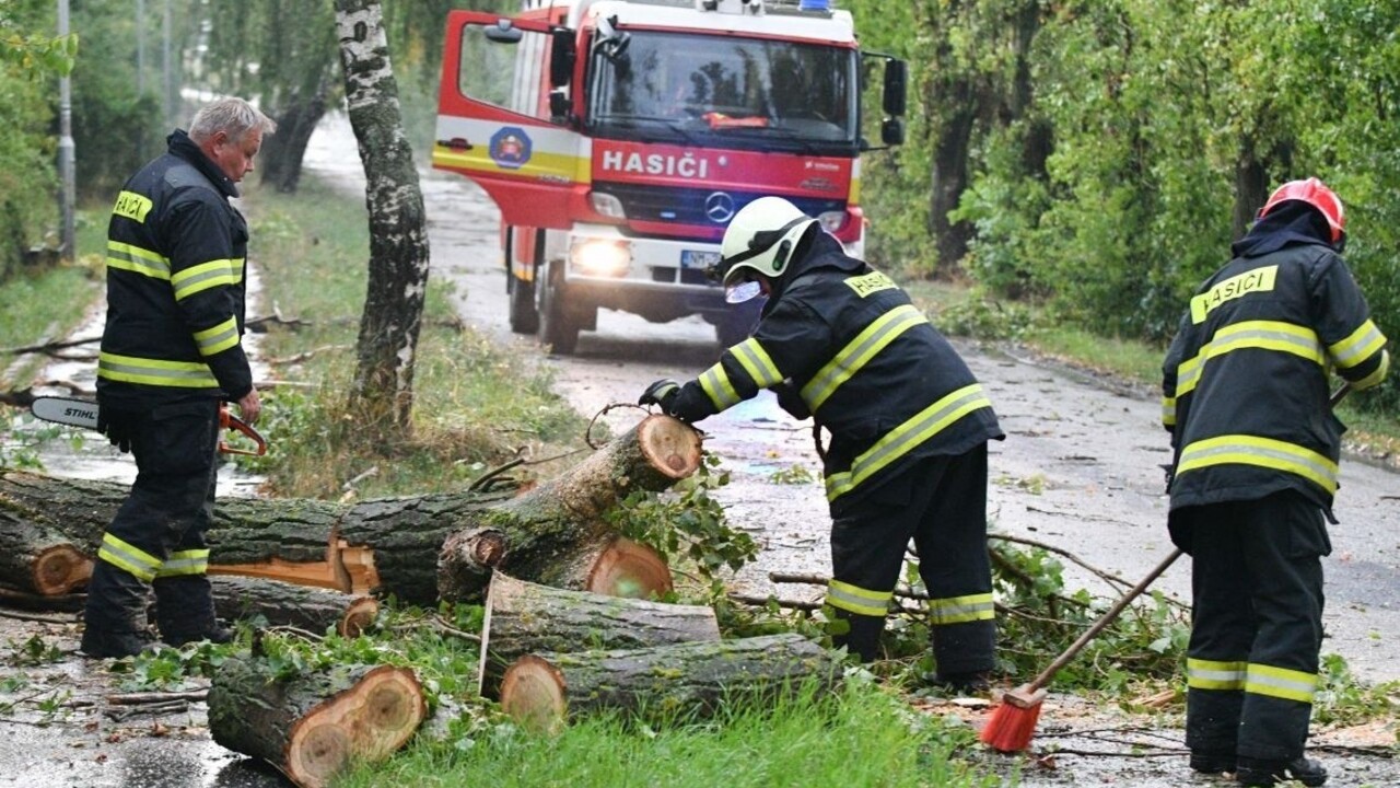 Prešov zasiahol výdatný lejak, hasiči upozornili na popadané stromy