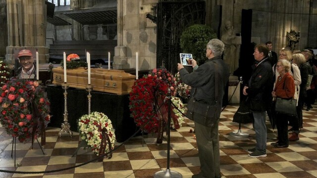 Vo Viedni sa lúčili s legendárnym jazdcom F1 Nikim Laudom