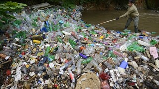 Schválili zálohovanie. Fľaše by mali zmiznúť z riek, lesov a ulíc